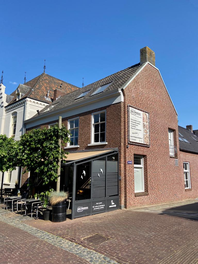 Historische gevel en terras in Zeddam