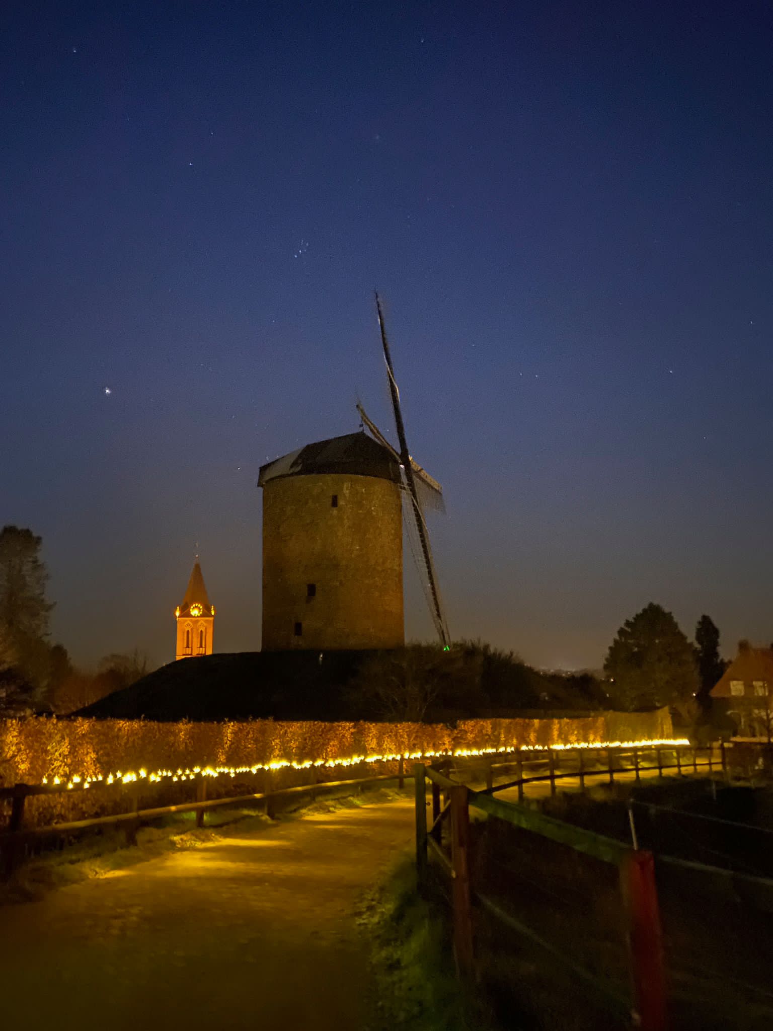 Torenmolen met lichtjes onder de sterren