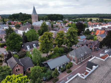 Zeddam vanuit de lucht met de Torenmolen en het dorpshart